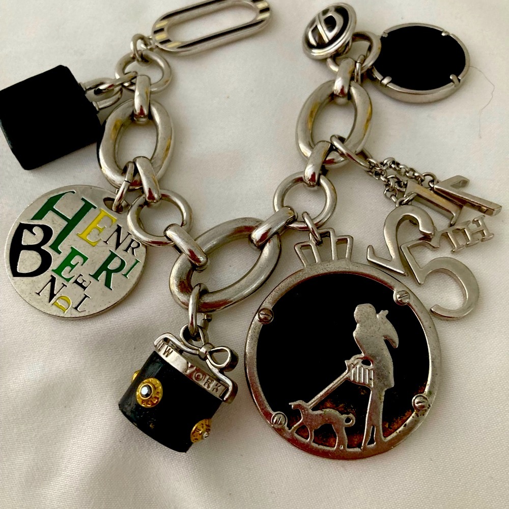 " HENRI BENDEL” CLASSIC CHARM BRACELET, COLLECTIBLE BEAUTIFULperfect condition. - Picture 2 of 12